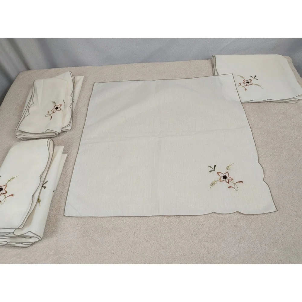 Vintage‎ Embroidered Cloth Napkins Set of 8 Off White Scalloped Edge Floral Boho